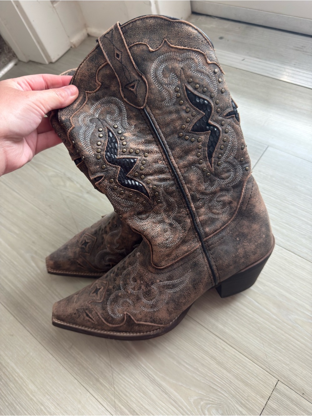 Laredo Distressed Brown Embroidered Western Women's Heeled Boots